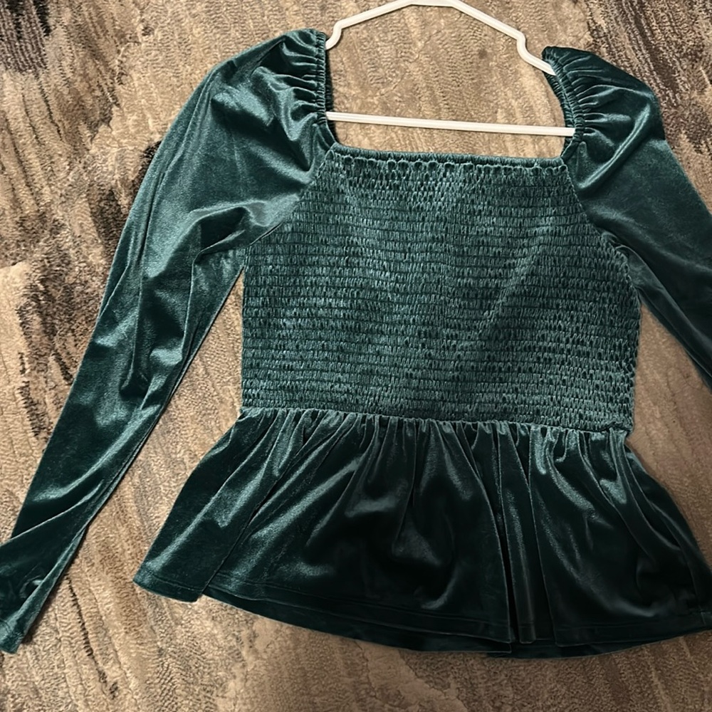 Velvety soft gorgeous green GAP top, size M
